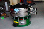 800型單層三次元振動篩，產(chǎn)量可達(dá)800kg/h。