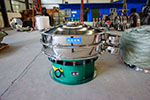 1200型三次元振動篩，產(chǎn)量可達(dá)2100kg/h。